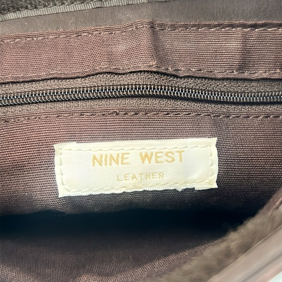 90s Nine West Brown Vintage Pebble Grain Leather Swing Pack Crossbody Retro Bag - Picture 9 of 10